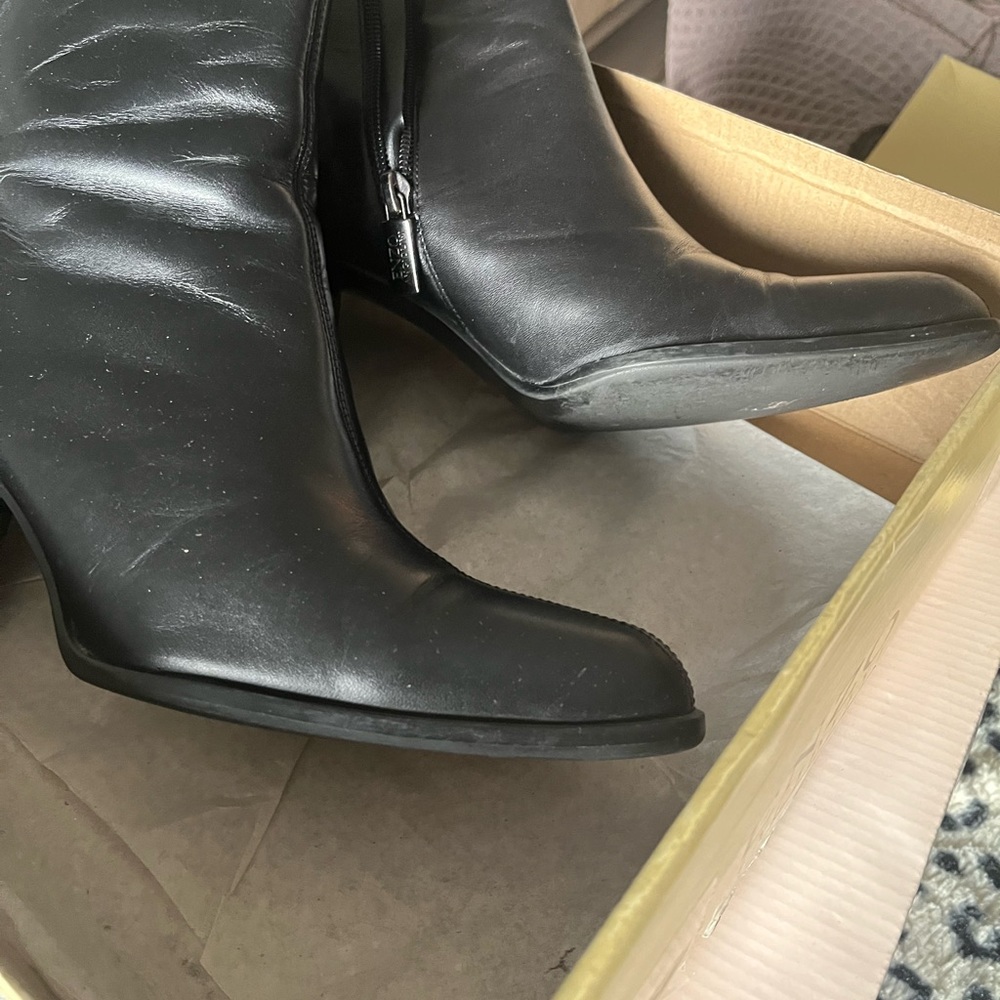 ENZO ANGIOLINI -Y- Alexie sz. 8 - Black Small Heel Bootie.